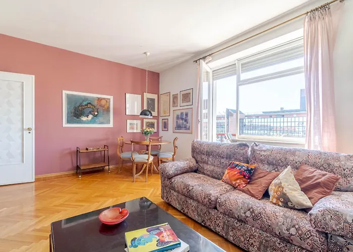 Palazzo di Giustizia bright apartment